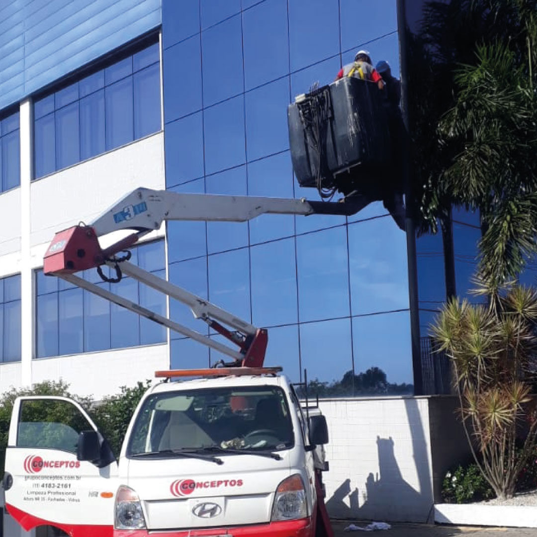 Limpeza com cesto aéreo